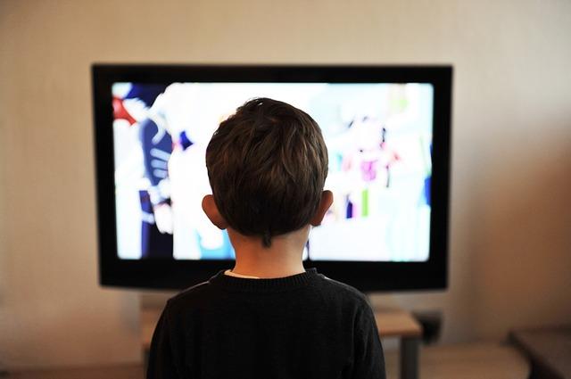 bambino davanti alla TV