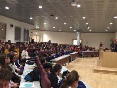 foto dell'evento, aula piena di bambini e ragazzi